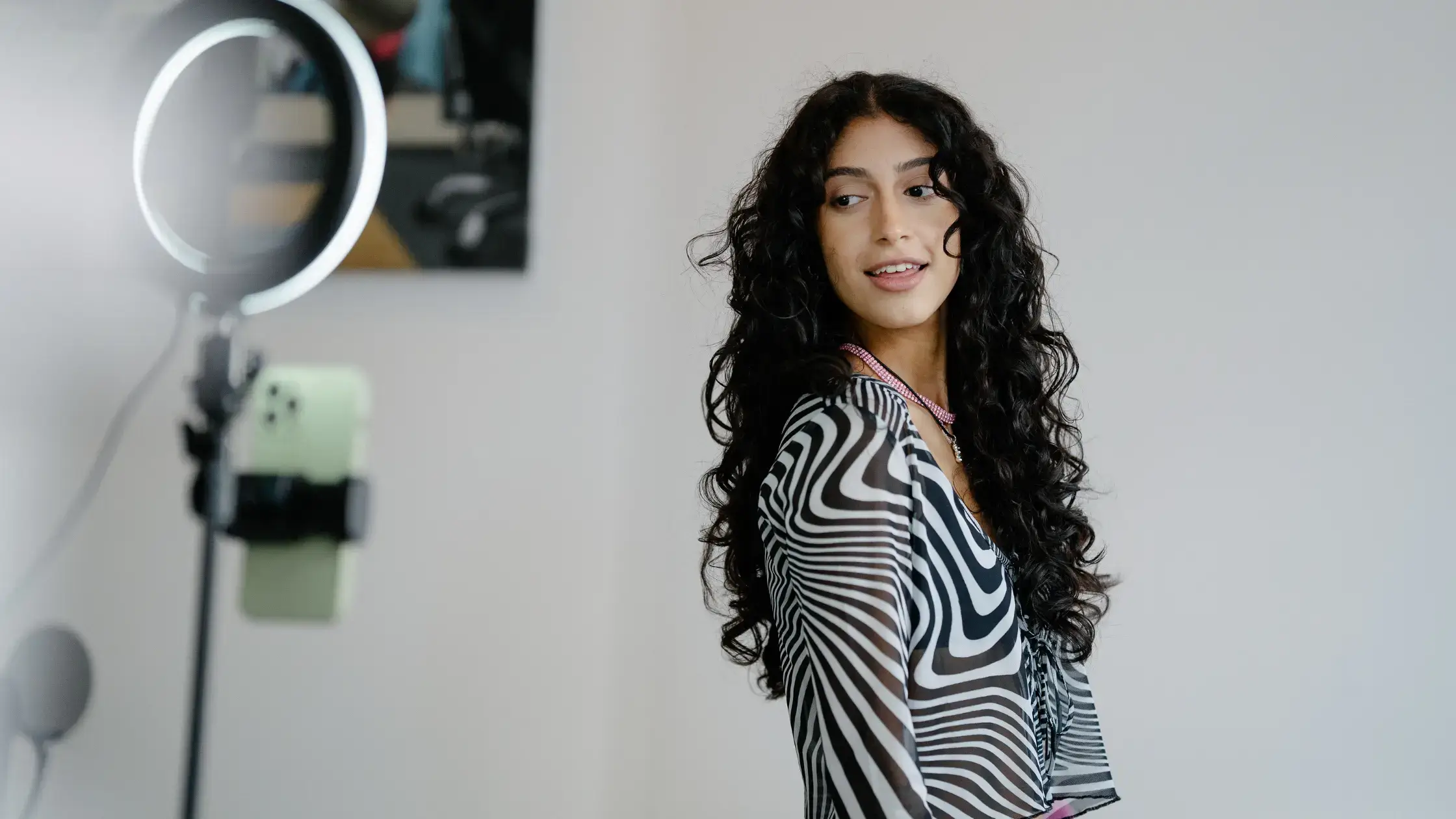 Amplifying Leads and Conversions: The Influencer Marketing Impact