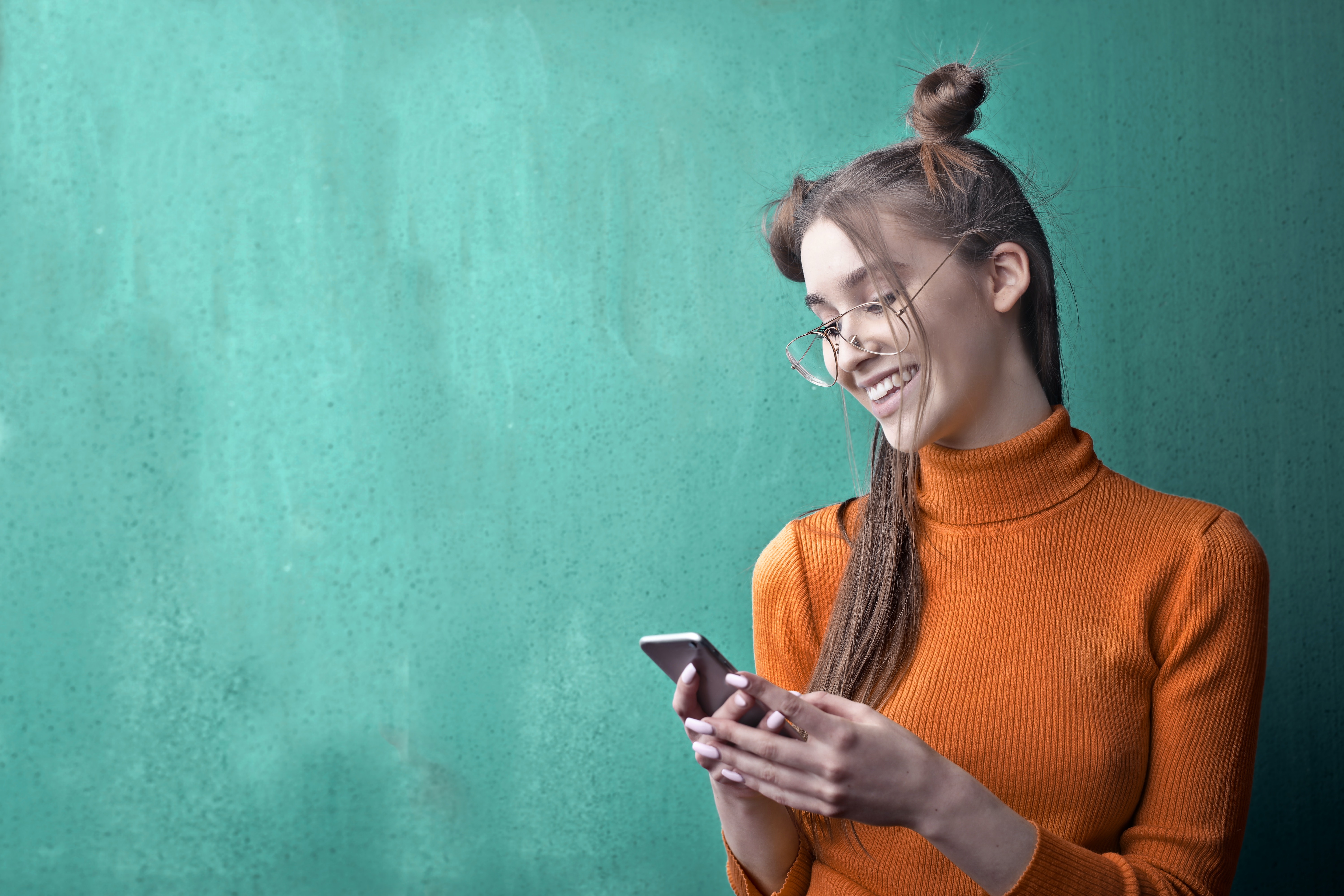 SMS Marketing vs. Social Media Ads: Which One Should You Choose?