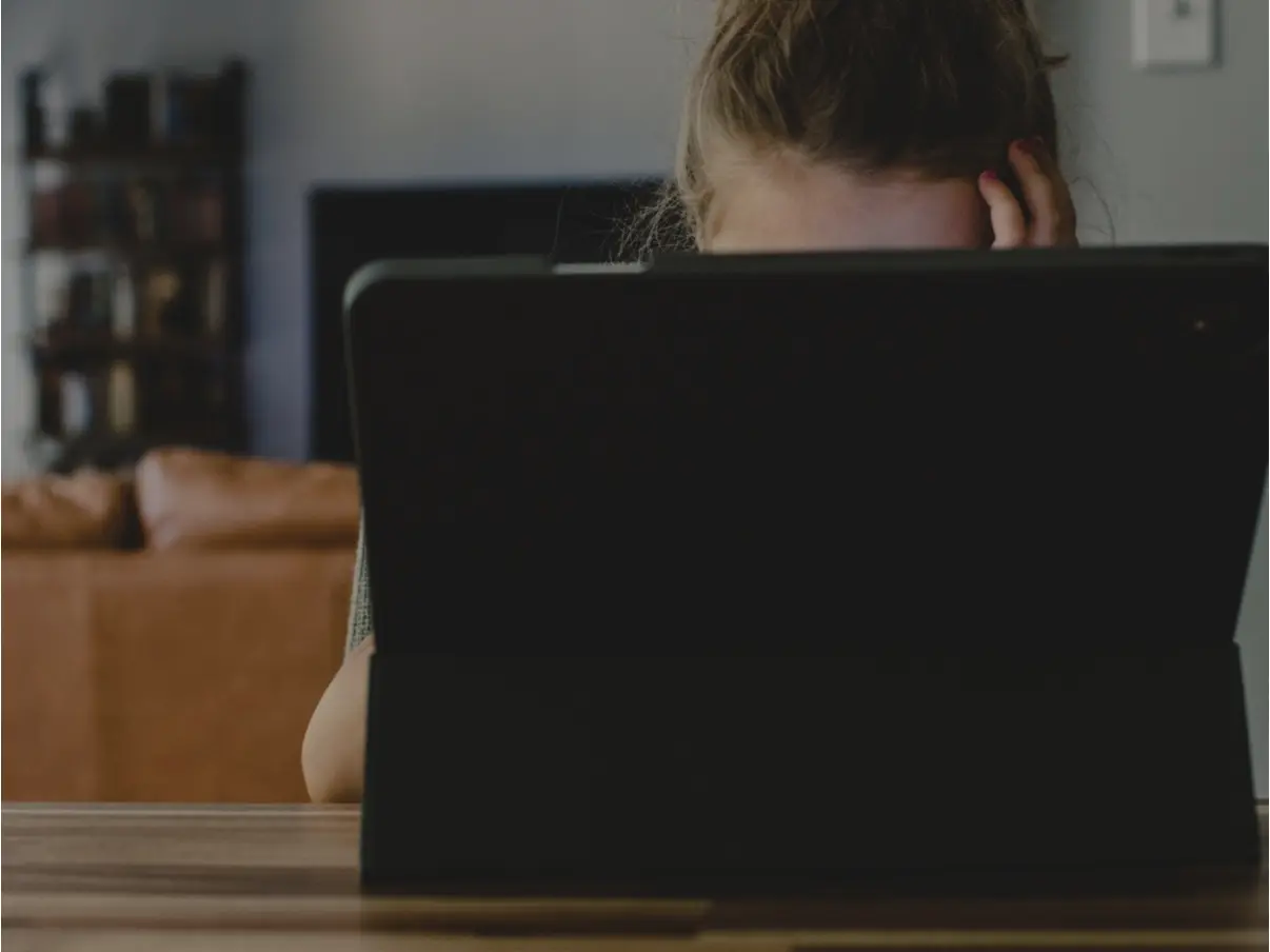Woman looking a computer 