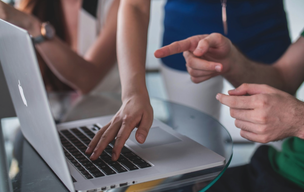 agency-meeting-on-brand-design