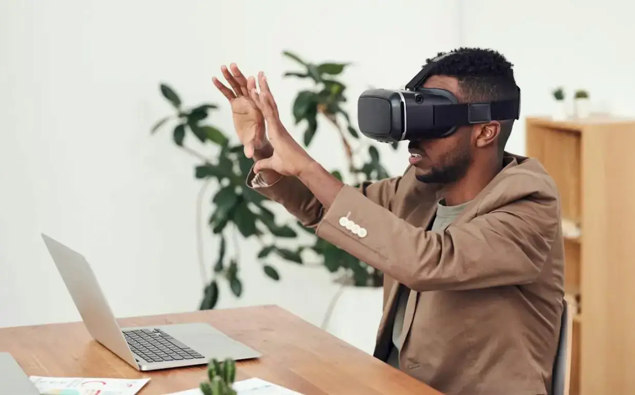 augemented-reality-user