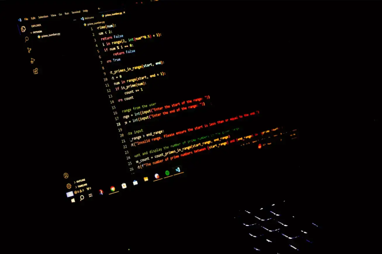 computer-screen-with-a-keyboard-in-the-dark