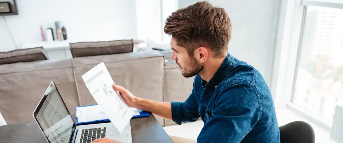 entrepreneur-setting-up-website