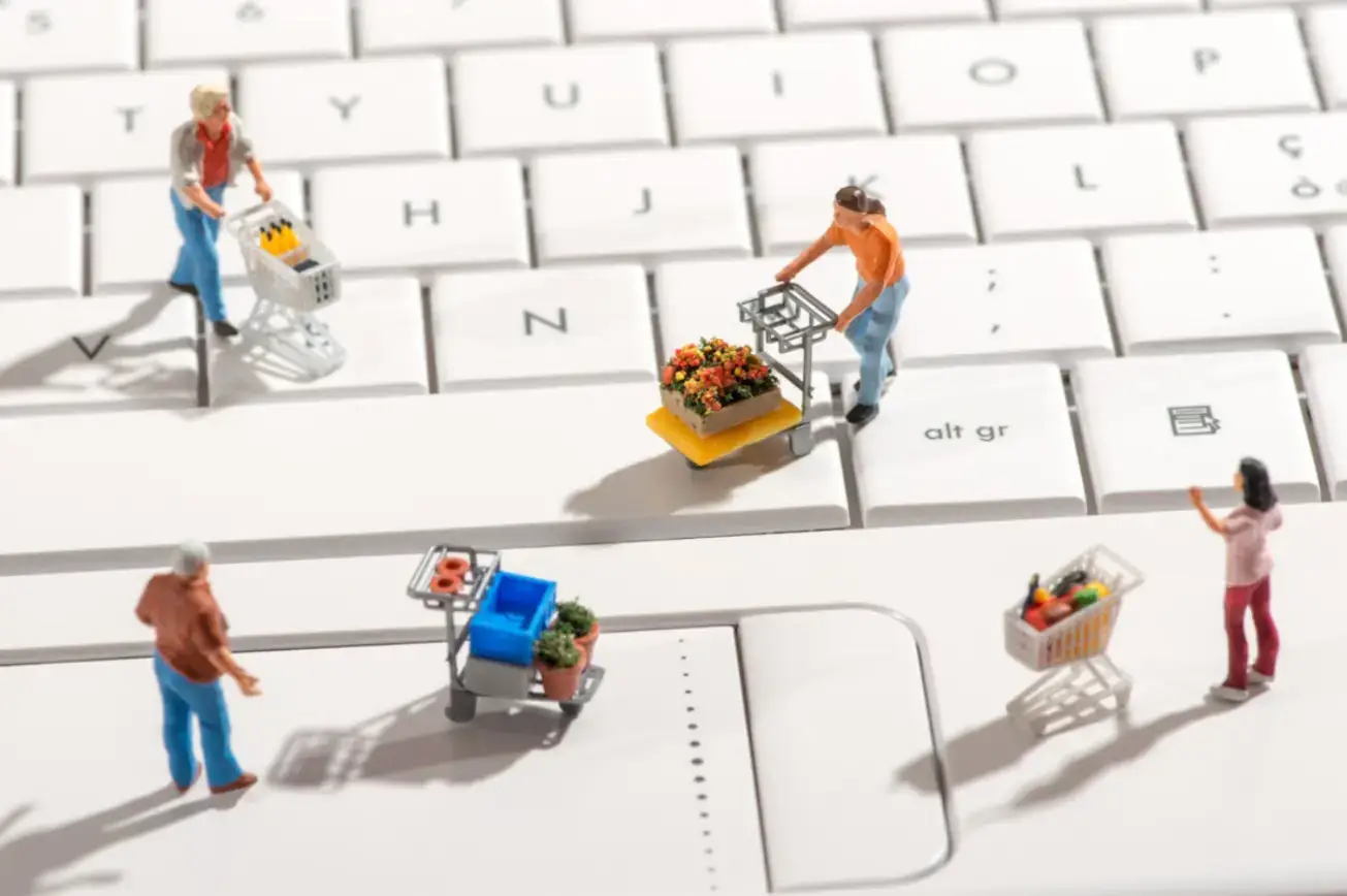 miniature-people-with-shopping-carts-keyboard