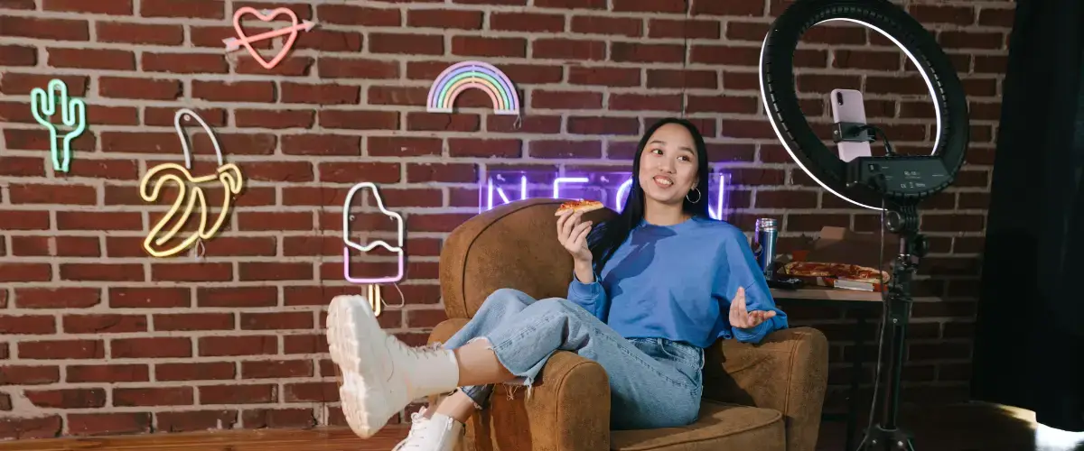 social-media-influencer-videoing