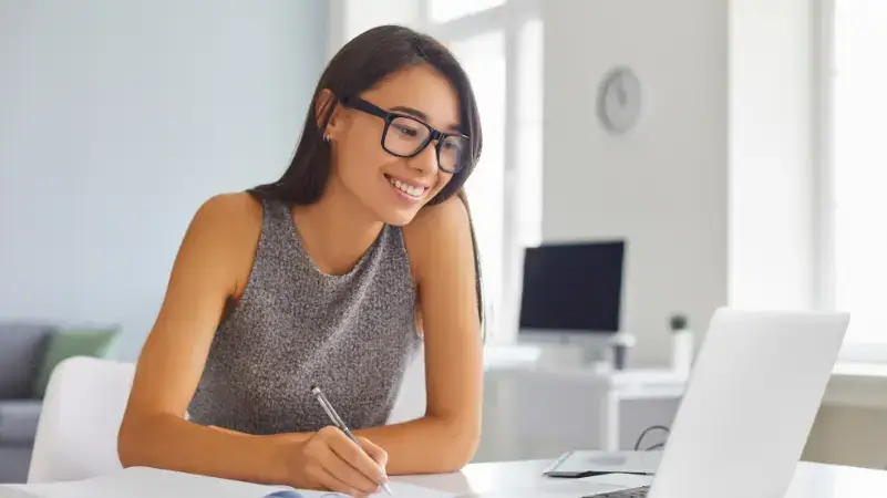woman-looking-at-computer-screen