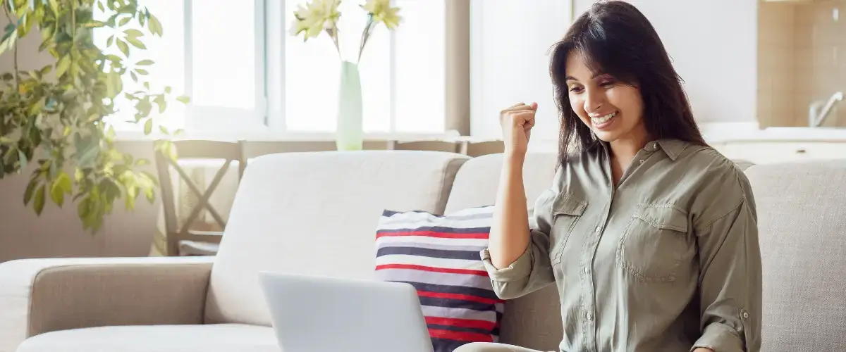 woman-smiling-at-computer