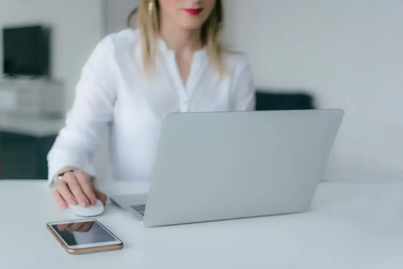 woman-using-silver-laptop